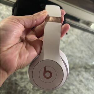 Beats Solo Bluetooth Wireless
On-Ear Headphones - Cloud
Pink